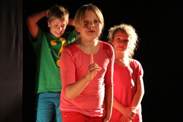 STACJA KULTURA - podsumowanie sezonu kulturalnego 2013/2014,  26 czerwca 2014 r.,  wystąpili: Małe Formy Teatralne, Klub Piosenki i Poezji, Dziecięcy Zespół Teatralny DO GÓRY, Mała Wielkopolska, Zespół Tańca AKCENT i MINIAKCENT.